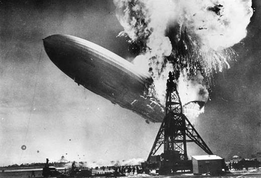 
	
	Ngày 6/5/1937, chiếc khinh khí cầu nổi tiếng LZ 129 Hindenburg bị bắt lửa tại cột mốc kéo và cháy rụi khi hạ cánh trong chuyến bay khởi hành từ Frankfurt, Đức tới trạm bay Lakehurst Naval ở Lakehurst, New Jersey, Mỹ.  Vụ tai nạn đã khiến 35 người thiệt mạng trong số 97 người có trong tàu (36 hành khách và 61 người trong phi hành đoàn), và thảm họa Hindenburg đã đặt dấu cho sự kết thúc của kỷ nguyên hàng không khí cầu.
